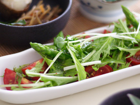 トマトとアスパラ京菜のサラダ