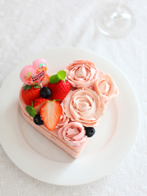 母の日やバレンタインに　ピンクのショートケーキ　ハート