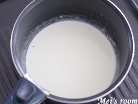 南瓜プリンの作り方/鍋に牛乳、生クリーム、砂糖を加え温める