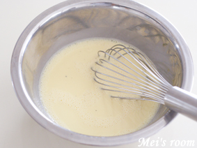 プリンの作り方/卵黄に１の生クリーム牛乳を加え混ぜ合わせていく