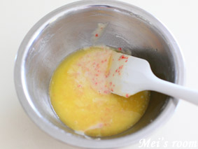 苺のフィナンシェのレシピ/溶かしバターを加え、なじむまで混ぜる