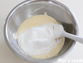 キャラメルケーキの作り方/薄力粉類を加え、ゴムベラで混ぜる
