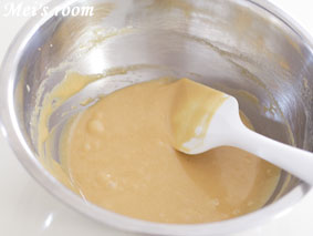 溶かしバター、バニラオイルを加え、ゴムべらで生地につやがでるまで混ぜ合わせる