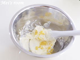 やわらかくしたクリームチーズに、レモンの皮を加え混ぜ合わせる