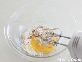 ココナッツチョコマフィンの作り方/溶き卵を少量ずつ加え、混ぜていく