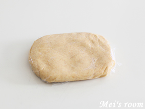 メープルクッキーのレシピ/生地をラップに包み、冷蔵庫で休ませる