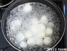 栗のおしるこの作り方/白玉を熱湯に入れ、浮いてきたものから取り出し、冷水にとる