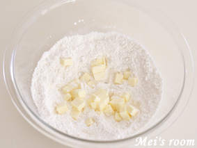 アーモンドサブレの作り方/バターを加え、粉に混ぜていく