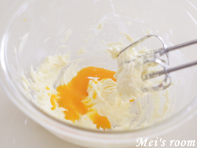 ガレットブルトンヌの作り方/卵黄、アーモンドパウダーを加え、混ぜる