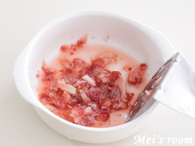 簡単苺アイスの作り方/苺をマッシャーなどでつぶしておく