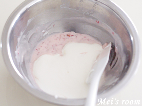 簡単苺アイスの作り方/ヨーグルト、苺、生クリームを混ぜ合わせる