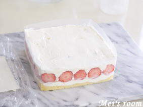 デコレーションケーキの作り方/苺の隙間と上にクリームを絞り、ドレッジで平らにならす