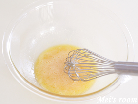 ショコラマドレーヌの作り方/溶いた卵に砂糖を加え、なじむまで混ぜる