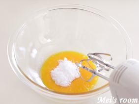 ミルクシフォンロールの作り方/卵黄に砂糖を加え、混ぜ合わせる