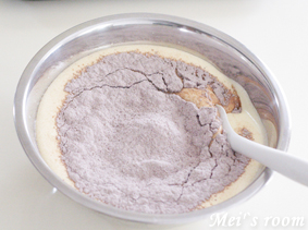 マフィンカップでミニデコケーキ　レシピ/薄力粉類を加え、切るように混ぜ合わせる