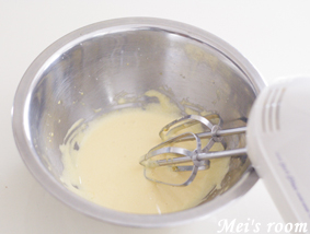 クリームチーズのババロア　レシピ//卵黄に砂糖を加え、白っぽくなるまで混ぜ合わせる