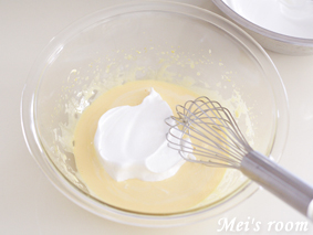ブッセの作り方/卵黄と砂糖をもったりするまで混ぜ合わせる1にメレンゲを加え、なじむまで混ぜる