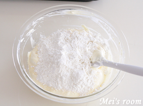 ブッセの作り方/卵黄と砂糖をもったりするまで混ぜ合わせる薄力粉を一面に加え、なじむまで混ぜる
