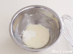 ブルーベリーレアチーズ生地の作り方/クリームチーズに砂糖を加え、泡だて器で混ぜる