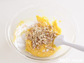 南瓜ケーキの作り方/薄力粉類、くるみを加え、切るように混ぜ合わせる