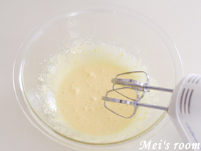 ホワイトチョコムースの作り方/卵黄に砂糖を加え、白っぽくなるまで混ぜ合わせる