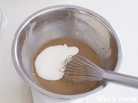 コーヒームースケーキの作り方/生クリームを加え、なじむまで混ぜる