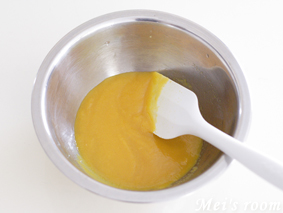 マンゴープリンの作り方/りんごジュースを混ぜておく