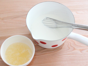 マンゴープリンの作り方/あたためた砂糖入り牛乳にゼラチンを溶かし混ぜる