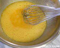 卵に砂糖、牛乳を入れ泡立て器で混ぜ合わせる