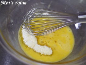 溶いた卵に砂糖を加え、なじむまで混ぜる