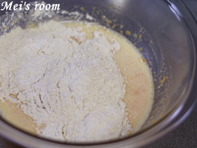 薄力粉類を一面に加え、ゴムベラで粉っぽさがなくなるまで混ぜる