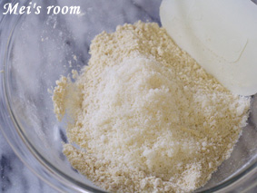 粉とバターが混ざったら砂糖を加え混ぜ合わせる