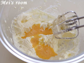 溶いた卵を徐々に加え、なじむまで混ぜる