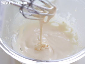 抹茶ババロアの作り方/卵黄に砂糖を加え、もったりするまで泡立てる