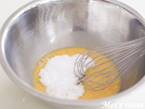 ココアスポンジ生地の作り方/卵に砂糖を加え混ぜ合わせる