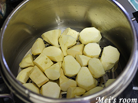 芋きんつばの作り方/お芋は皮を剥いてから蒸す