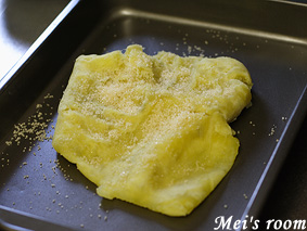 芋きんつばの作り方/つぶしたお芋をバットにあけ、三温糖をふりいれ、ゴムベラでよく混ぜる