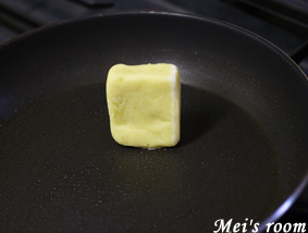 芋きんつばの作り方/お芋の一面に皮生地をつけ、フライパンで一面ずつ焼き上げる