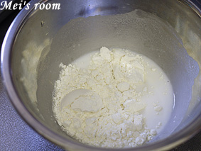芋きんつばの作り方/砂糖、塩、薄力粉を加え、泡立て器で混ぜる