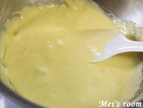 レモンの皮、粉類を入れ、ゴムベラで切るように混ぜ合わせる