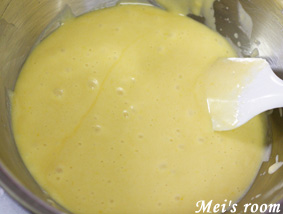 溶かしバターを加え、生地にツヤが出るまで混ぜ合わせたら、ラップをかけて一時間休ませる