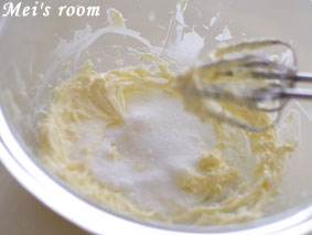 やわらかくしたバターに砂糖を混ぜ、白っぽくなるまでよく混ぜる