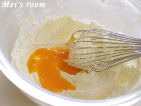 スフレチーズケーキの作り方/3に卵黄を加え、よく混ぜる