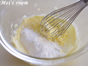 フロランタンサブレのレシピ/クリーム状に混ぜたバターに、粉砂糖を加え混ぜる